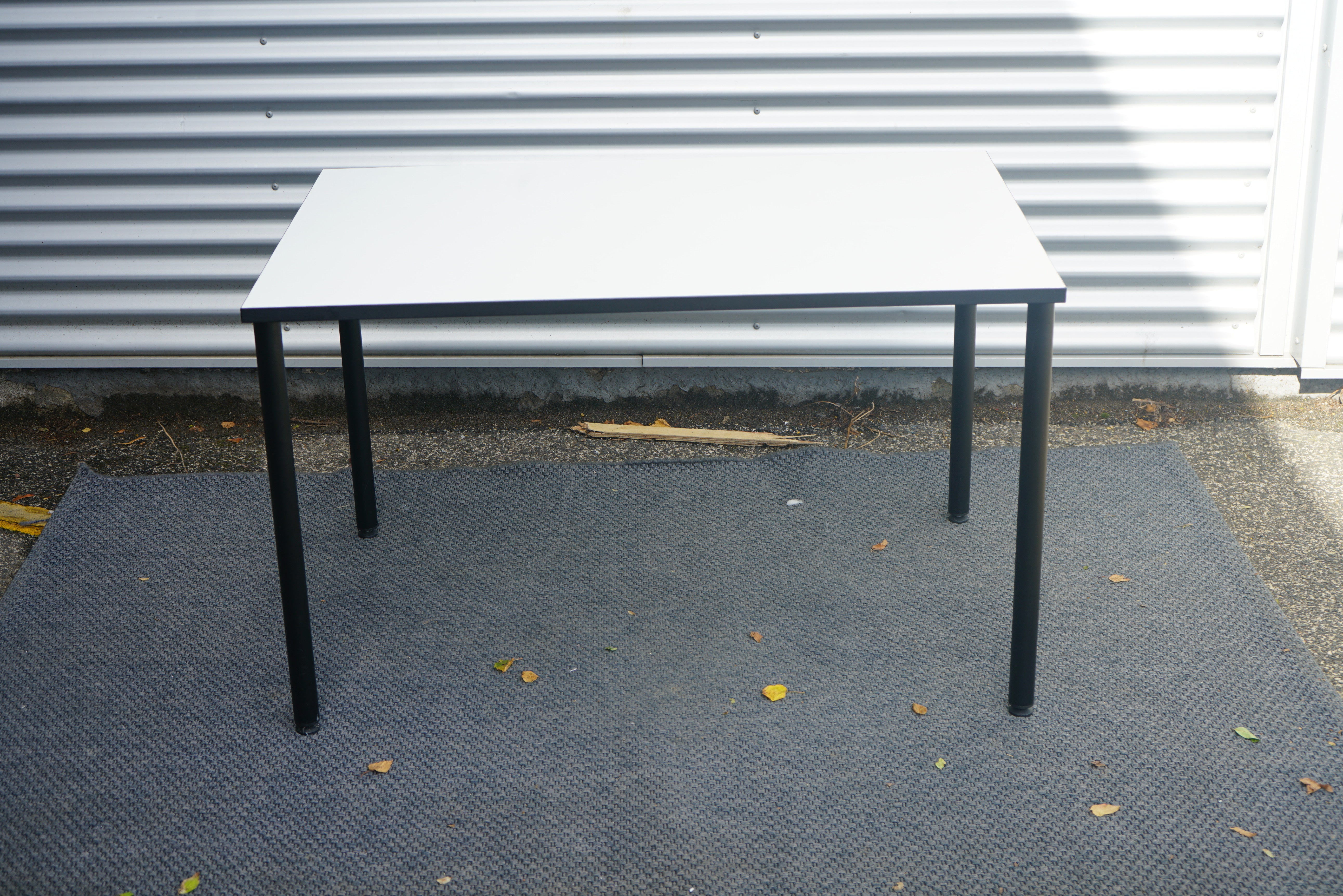 Four Design klapbord med hvid laminat bordplade og sort stel set forfra – 120x80 cm